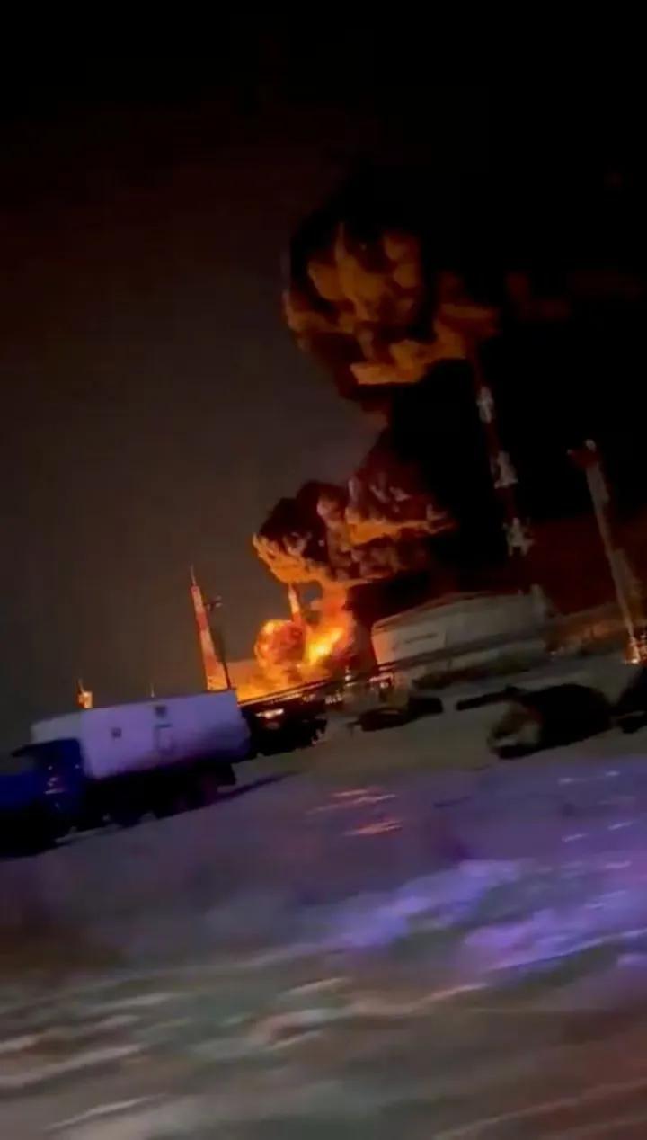 乌克兰无人机袭击俄罗斯燃料中心——俄罗斯不高兴

乌克兰刚刚又做出了一个大胆的举