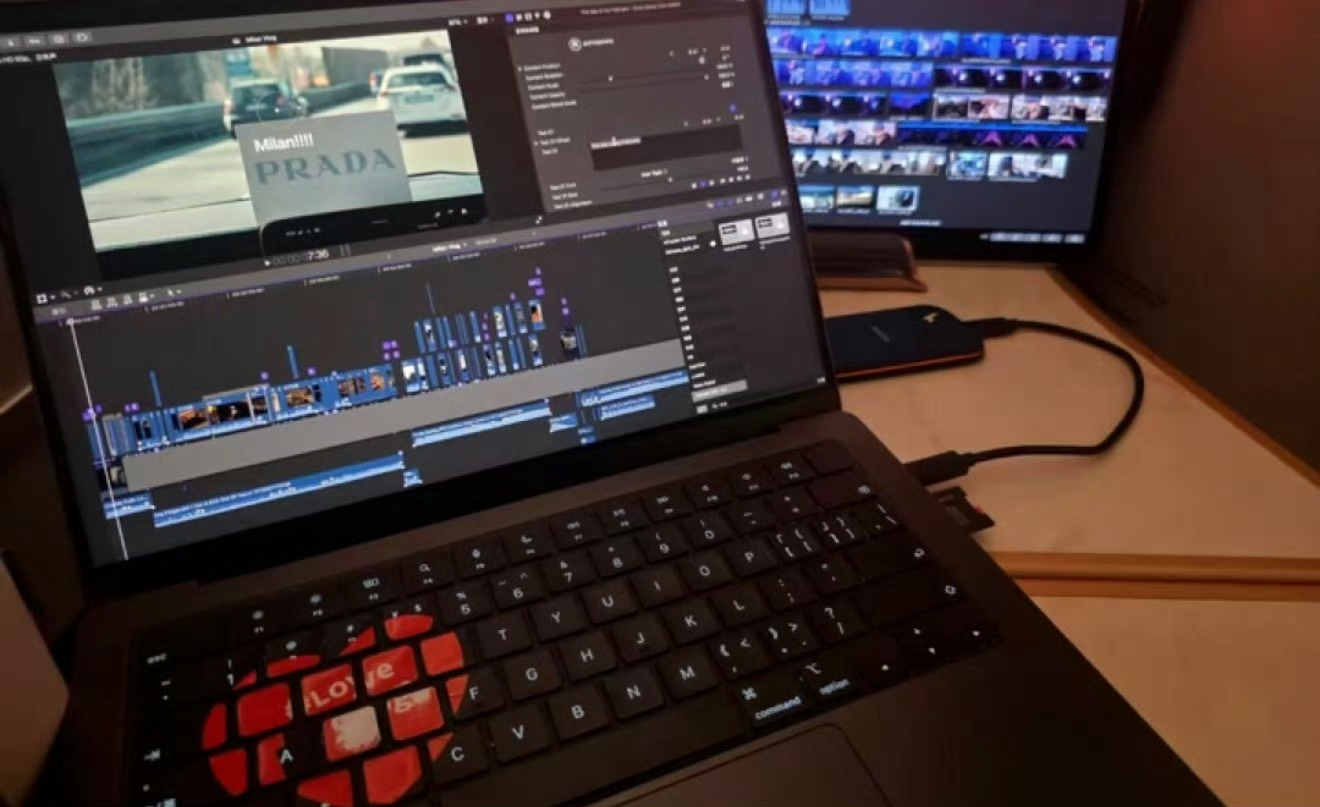 苏新皓在飞机上剪视频