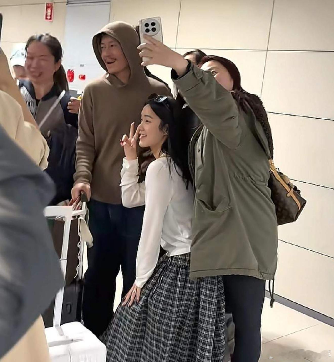 陈冠希以为碰到一群迷妹从视频来看陈冠希本来挺开心的，因为认出他的人都激动的和他合