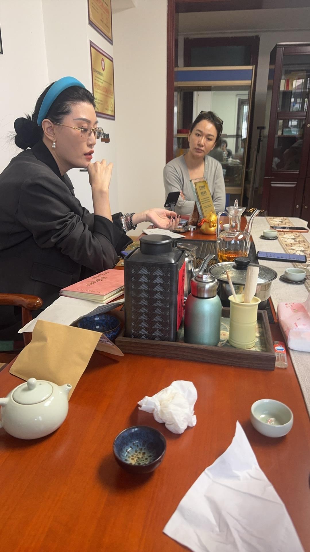 今天跟来了解项目的朋友聊AI时代的新机会，感触特别深。
现在人人都想抓住互联网风