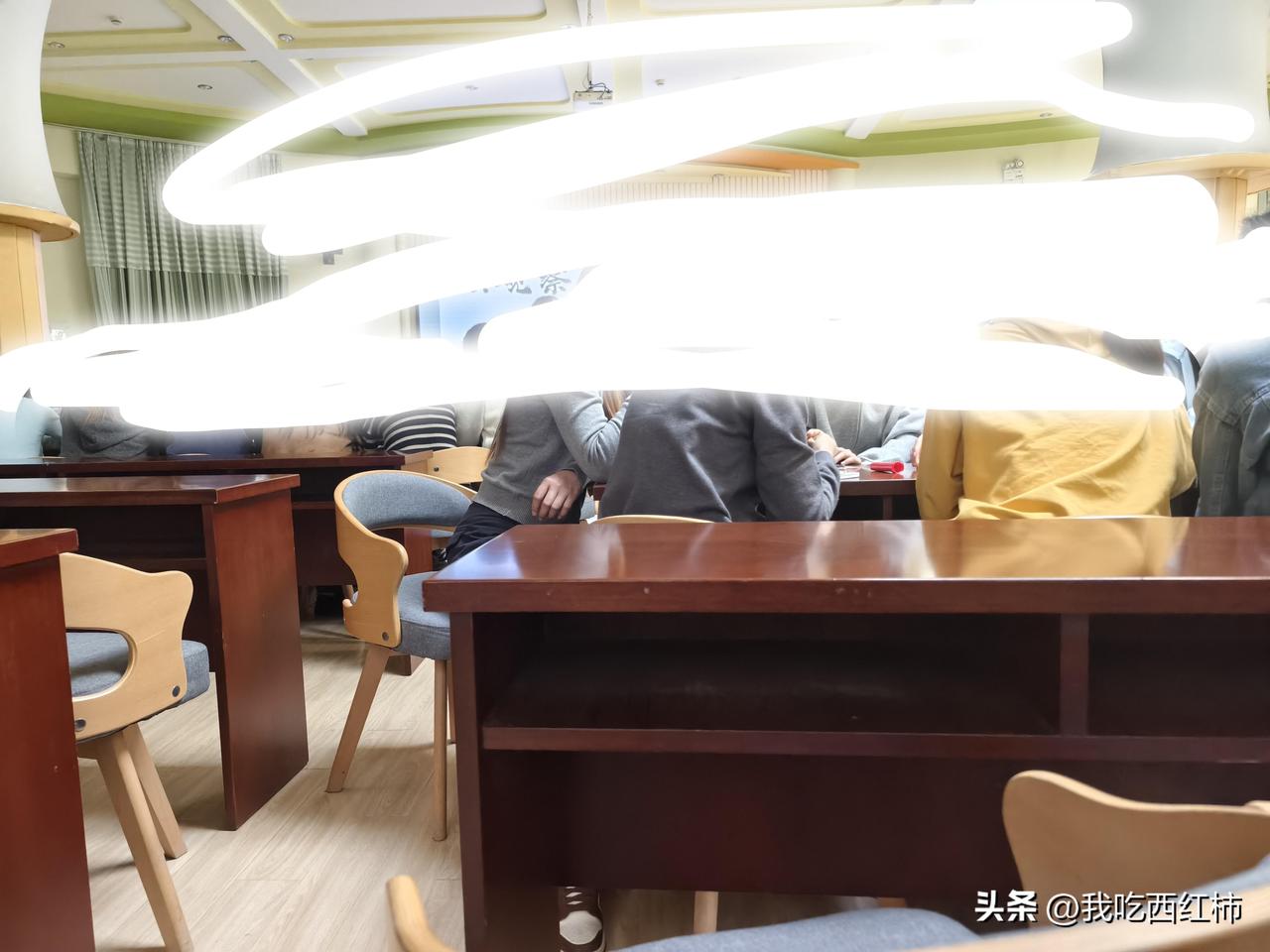 被孤立，被边缘化的老师
所以人都按照分组去教研了，只有我不属于任何组，坐在最后一