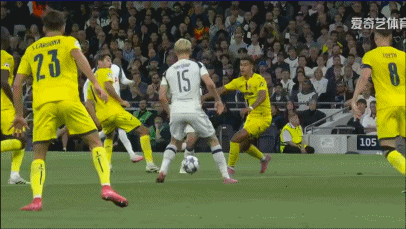 对方球员禁区内的一次明显的手球，裁判团队认为这不是点球。coys ​​​