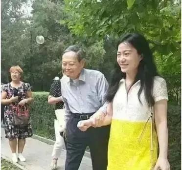 一天晚上，杨振宁跟翁帆说：“我看不到世界格局的改变了，你替我看吧。！

翁帆流着