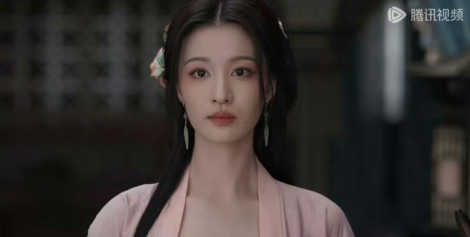#王楚然 假笑#没想到吧，王楚然在庆余年里，也要做表情的管理。假笑都很可爱。[紫