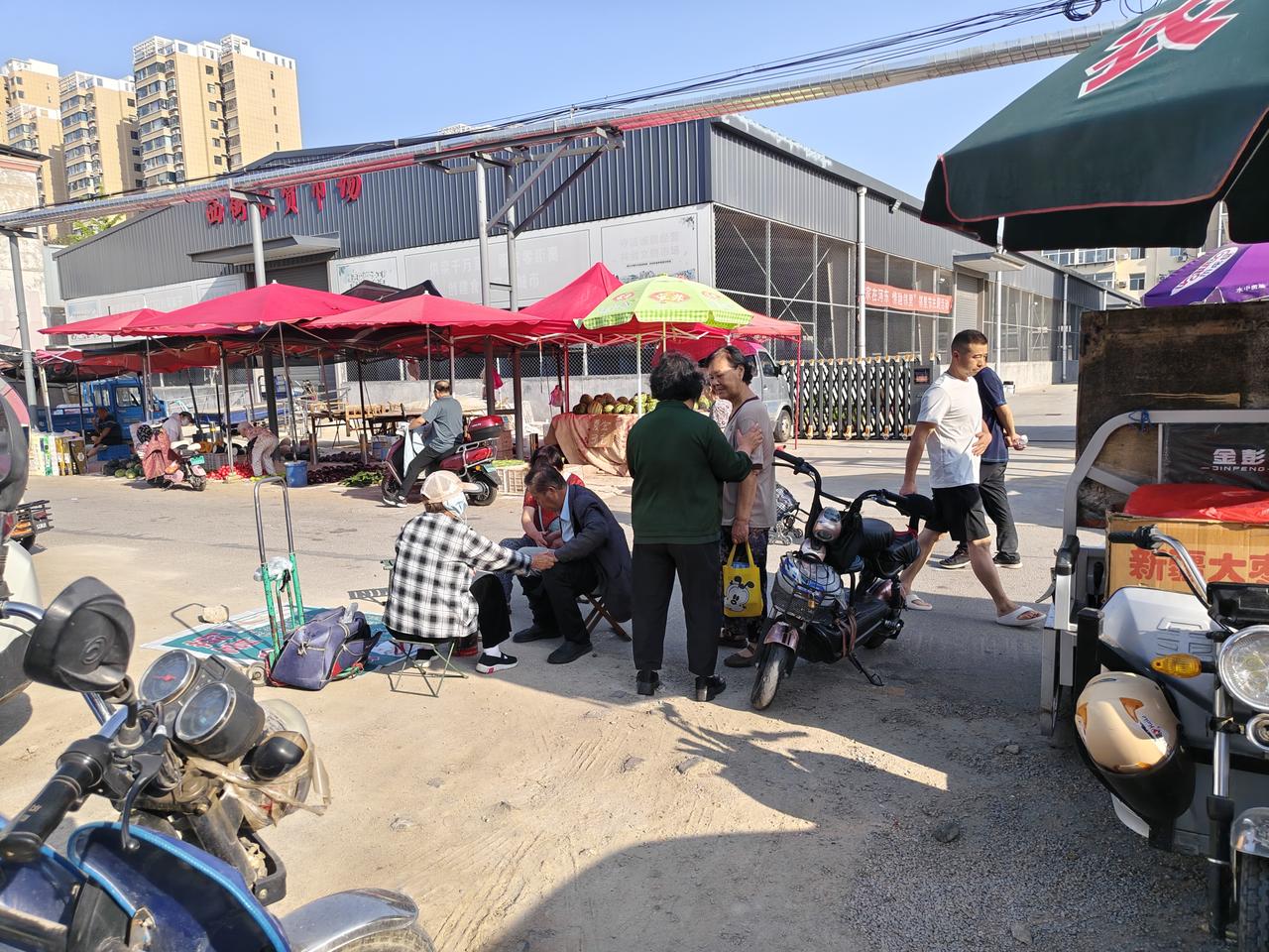 在运城盐湖西街早市，我发现一位大娘在卖祖传膏药，原本一张20元，今天她在搞促销，