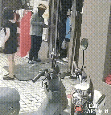 这个外卖小哥的脾气也比较火爆，不管因为什么事情，摔顾客的东西就不对劲了，这种暴躁