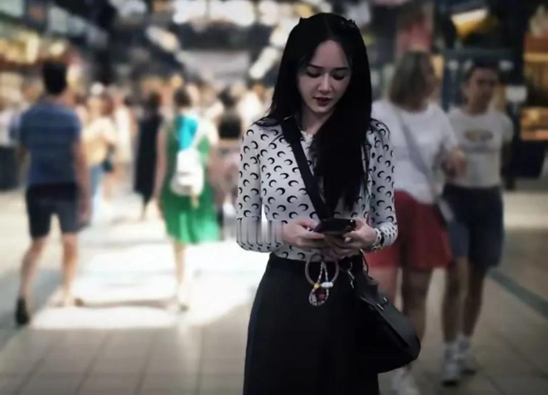 陈乔恩匈牙利街拍
上紧下松的穿搭很是时髦
真羡慕身材好的陈乔恩
可以这样子穿
太