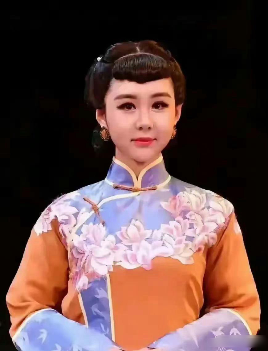 李小萌与胡静，已经傻傻分不清了，馒化太严重了！ ​​​
