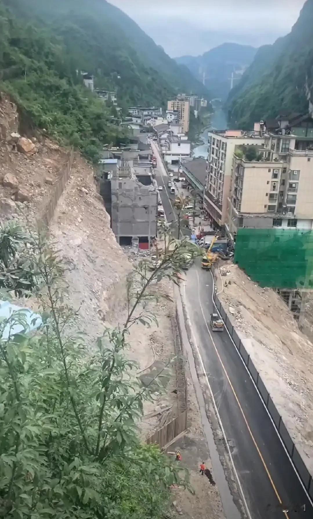 彭水乌江三桥画廊路即将抢修完成通车，但是塌方周围大量居民还是最终决定：搬家，离开