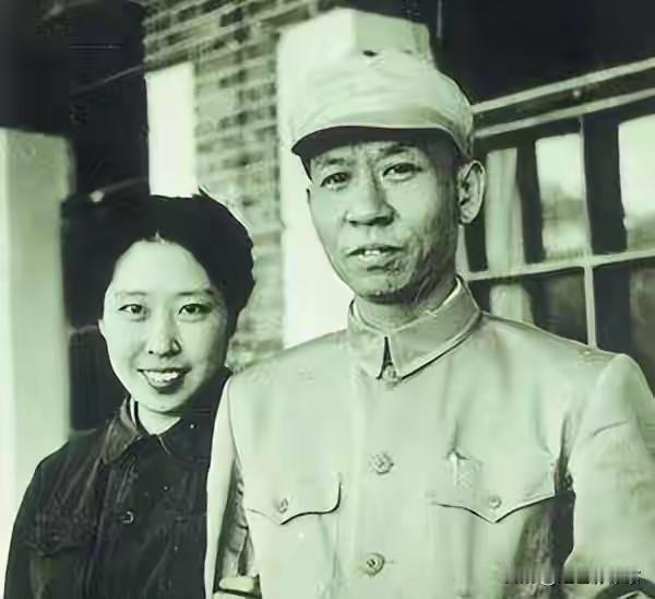 这三张照片记录了刘少奇同志与夫人王光美的珍贵影像。战争年代，二人并肩投身革命，历