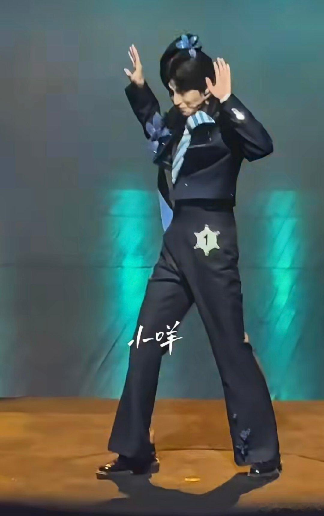 王俊凯话剧唱跳舞台王俊凯话剧舞台上唱跳 唱跳实力直接拉满！不愧是内娱第一天团出身