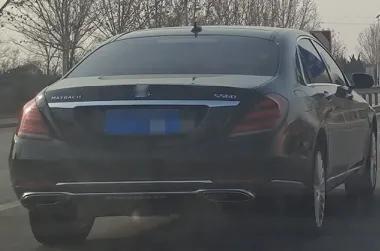 看见一辆高档车，一时之间想不起这车叫什么名字了。


网友们有认识的吗？请赐教[