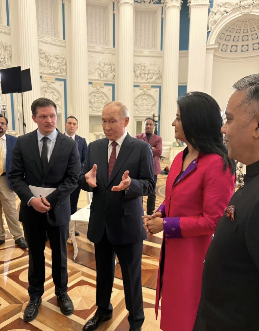 普京终究还是去了德里，什么国际刑事法院的通缉令人家莫迪根本不理会的。现在大街上都