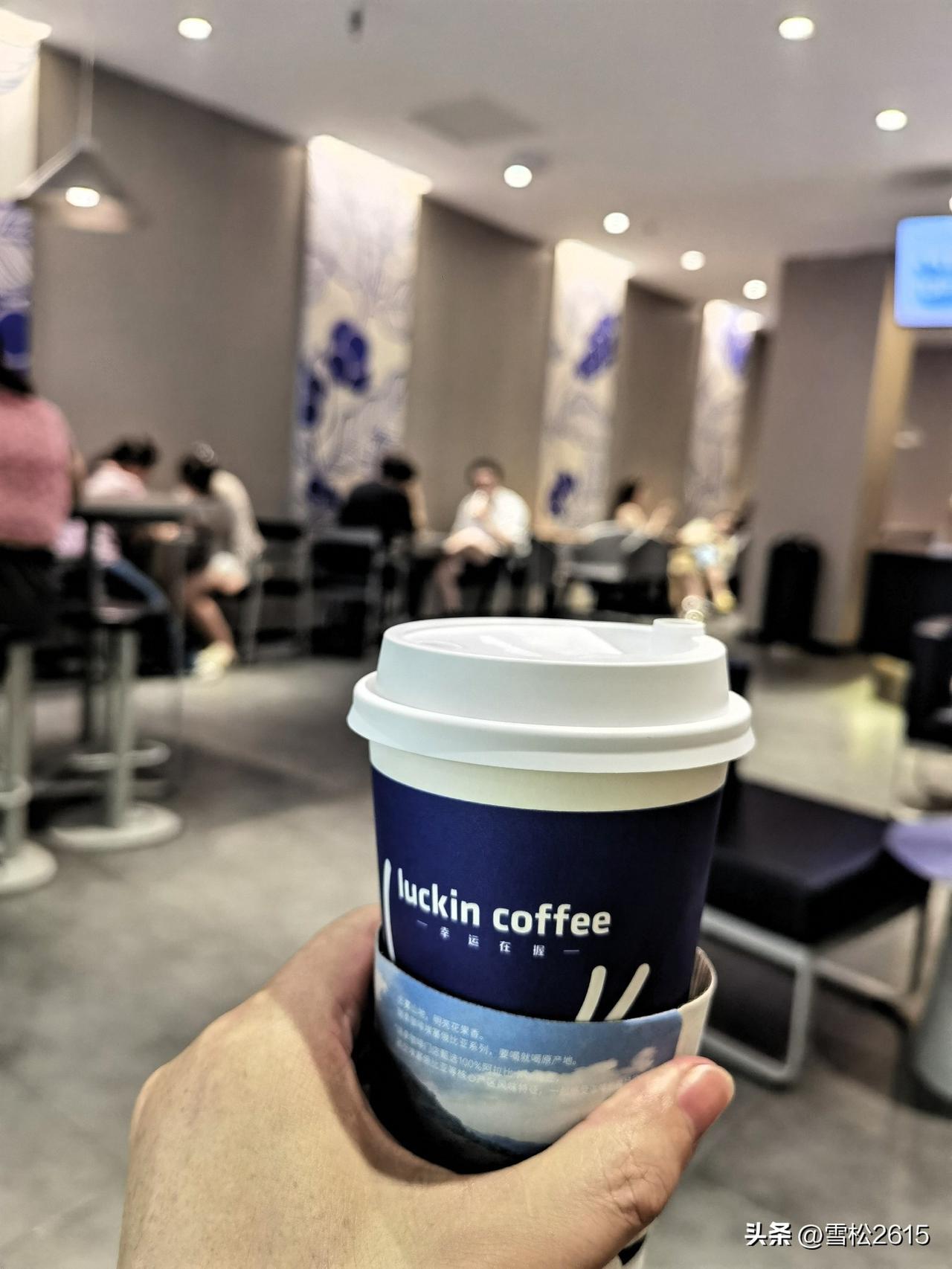 到了铜陵万达广场，第一件事不是逛街，是找杯咖啡续命。

刚从景点暴走出来，腿已经
