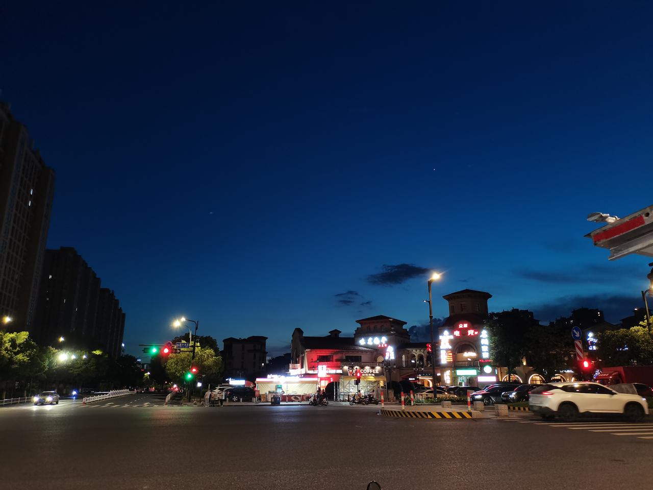 梦里坐在教室最后一位，
老师为了鼓励我背课文，
亲了我一口。

个子矮小，
又坐