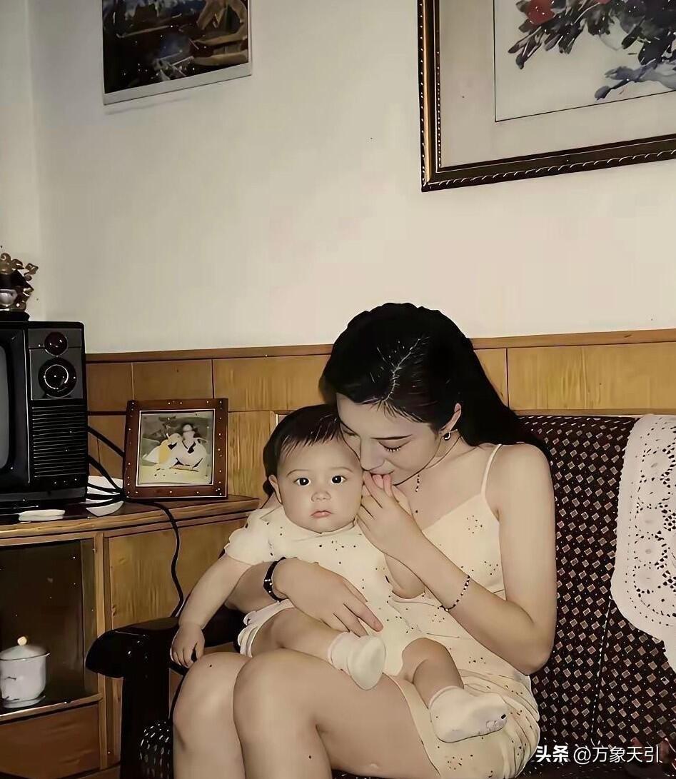 这种家庭在80年代，属于什么档次？
在80年代，要是一个家庭有一台黑白电视机，那