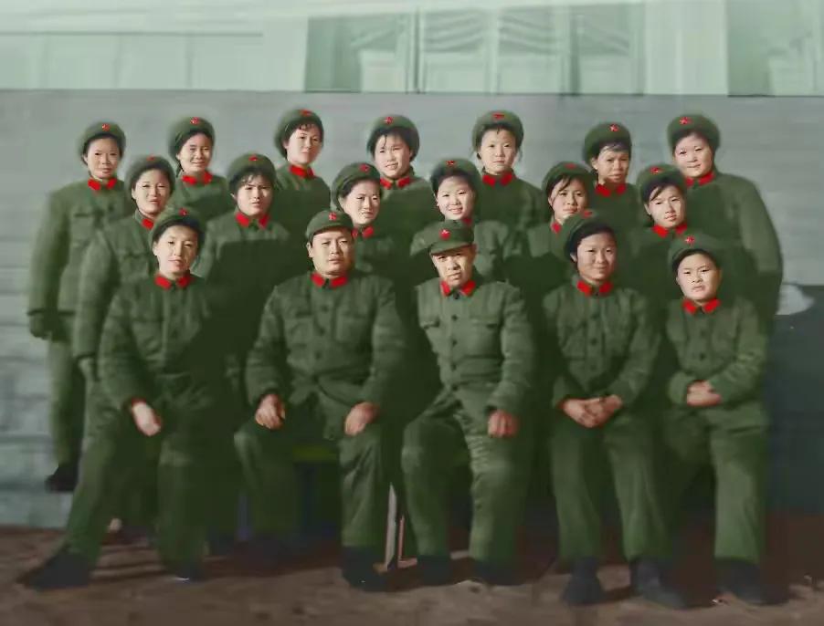 满屏的红五星，记录了那个时期军人的至高荣誉，每个人都为能穿上一身绿军装，戴上一顶