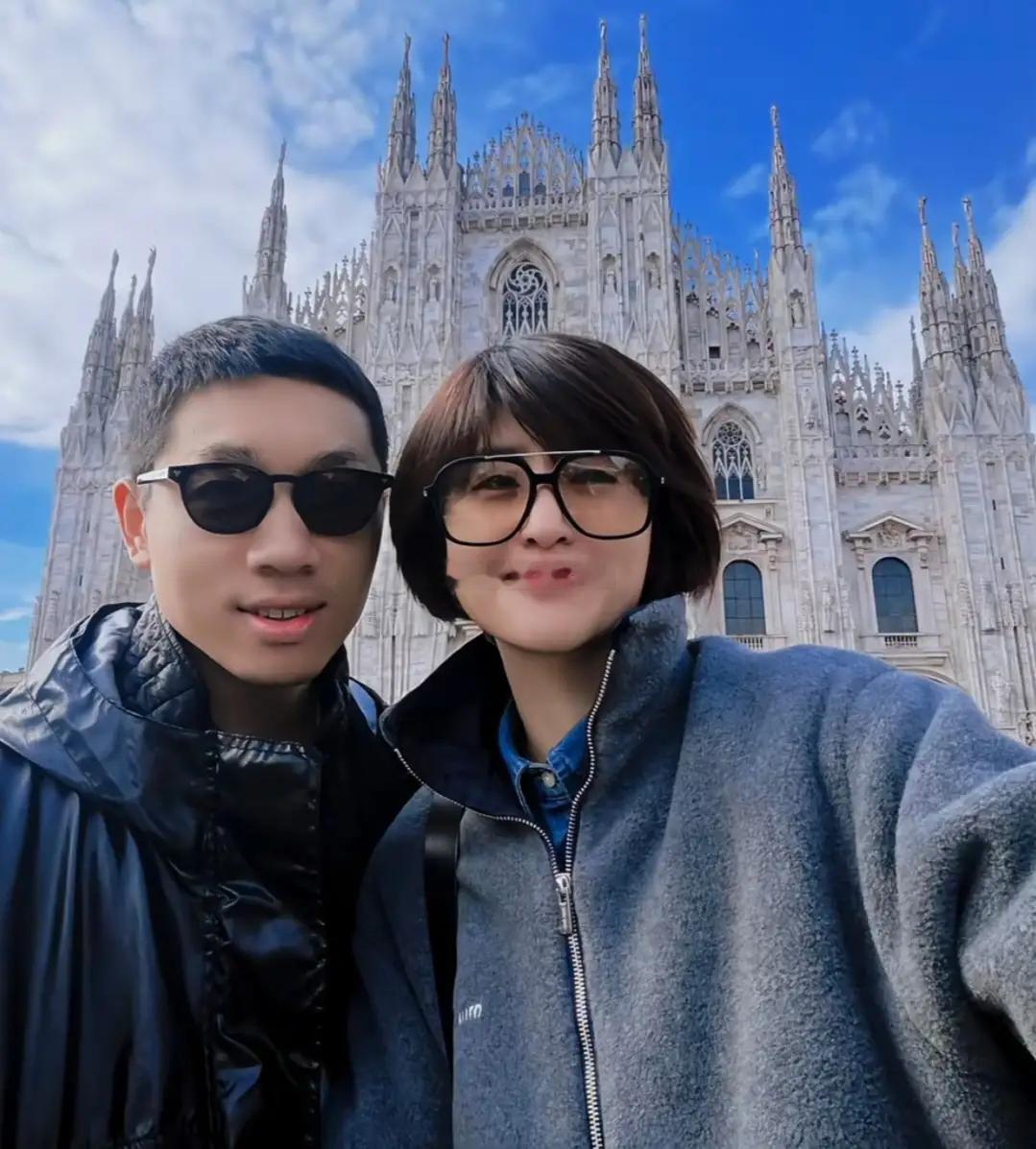 娱乐圈近期动态速递邝玲玲穿蓝色碎花裙参加线下活动，笑容甜美，优雅迷人！姚彦晒与许