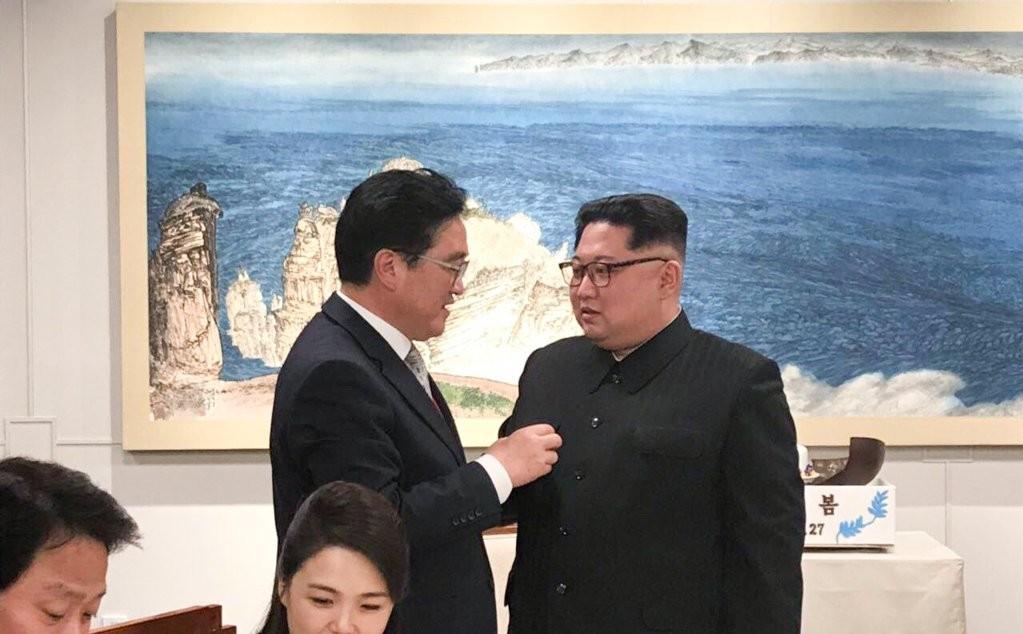 贵宾室内，面对韩方的主动搭话，金将军只回了一个字
   
七秒钟的握手，一个字的