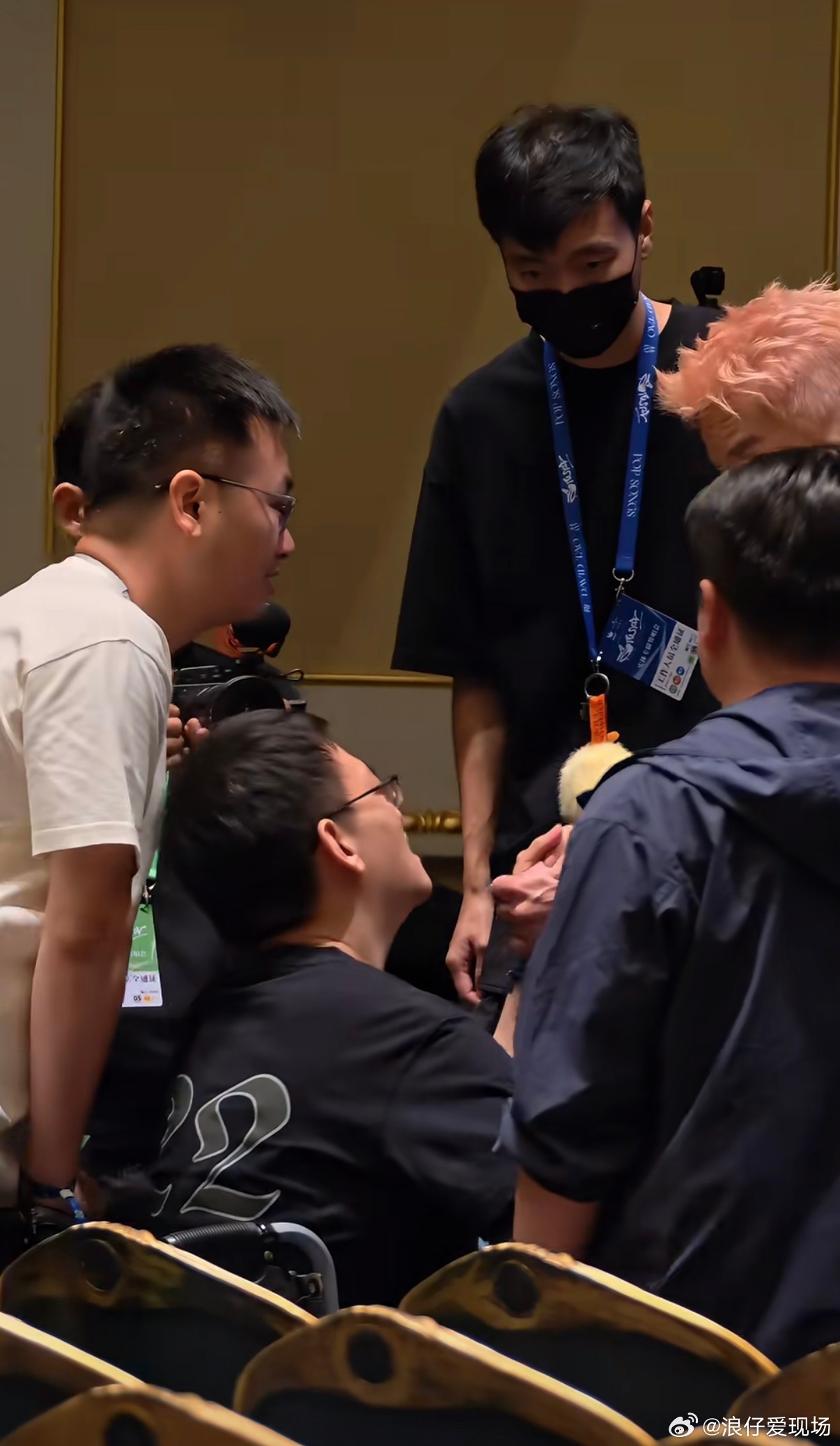 陶喆和歌迷双向奔赴太好哭了 被暖到了！新专辑签唱会上海场有位行动不便的歌迷，陶喆