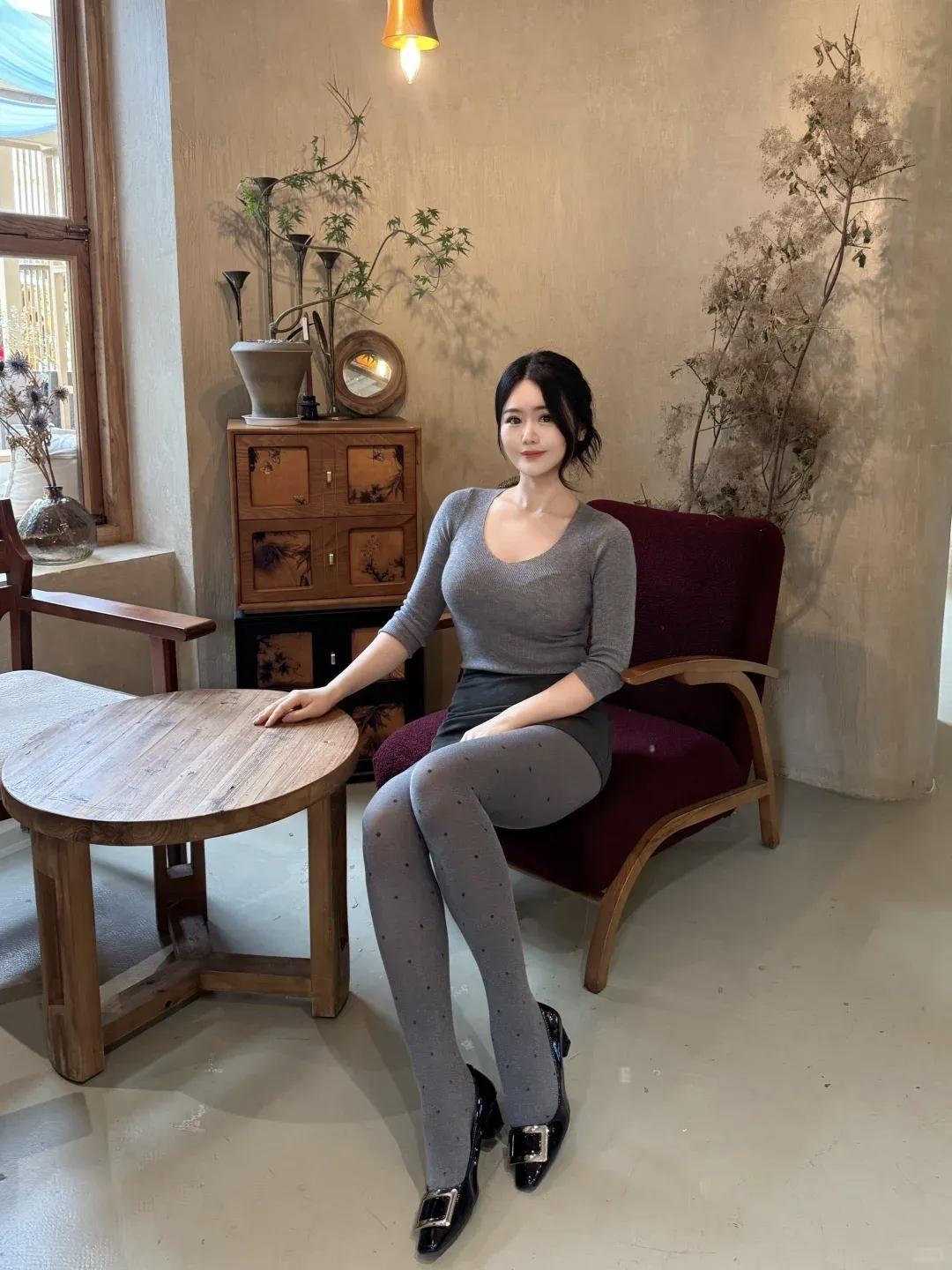 优雅气质穿搭，灰色毛衣搭配黑色高跟鞋，尽显都市女性魅力。