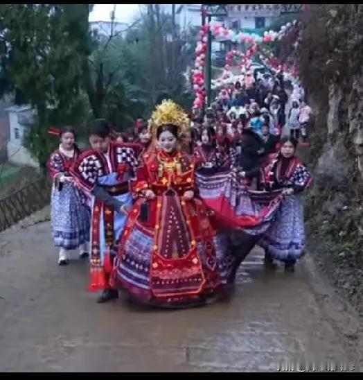 这婚服实在是太精美了，人美衣美，真叫人沉醉，祝愿百年好合，早生贵子，永远幸福！