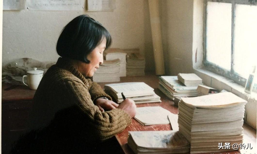 李老师一出一进学校，工资福利差太多了。
    李老师今年51岁了，中师毕业分到