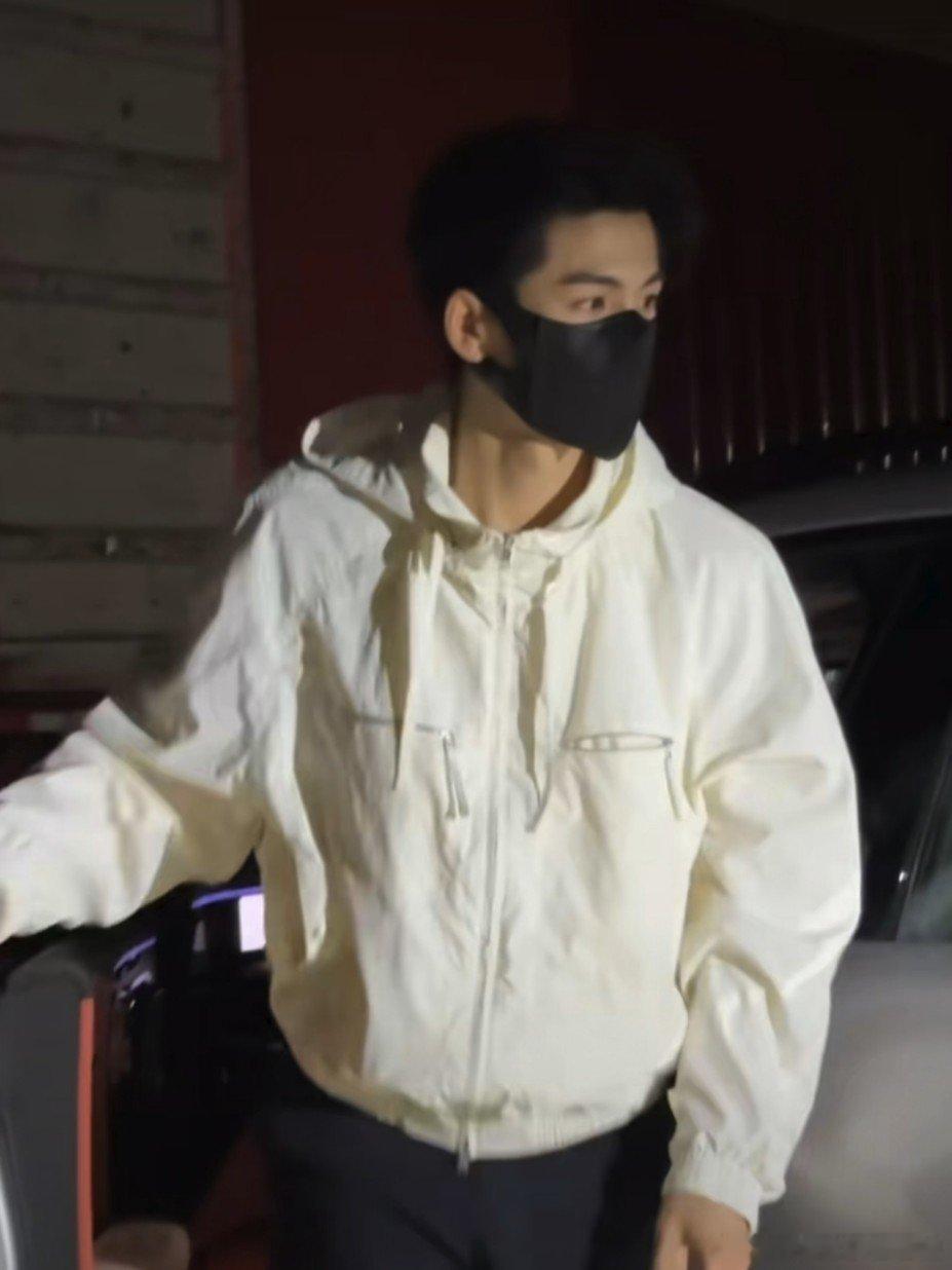 张凌赫座驾阿维塔07L私下出行总能见到这款座驾陪伴张凌赫，流畅车身和他挺拔身形格