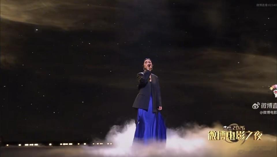 杨千嬅李思潼王彦桐合唱月下煮茶 杨千嬅微博电影之夜的表演太绝了，字迹好听，月下煮