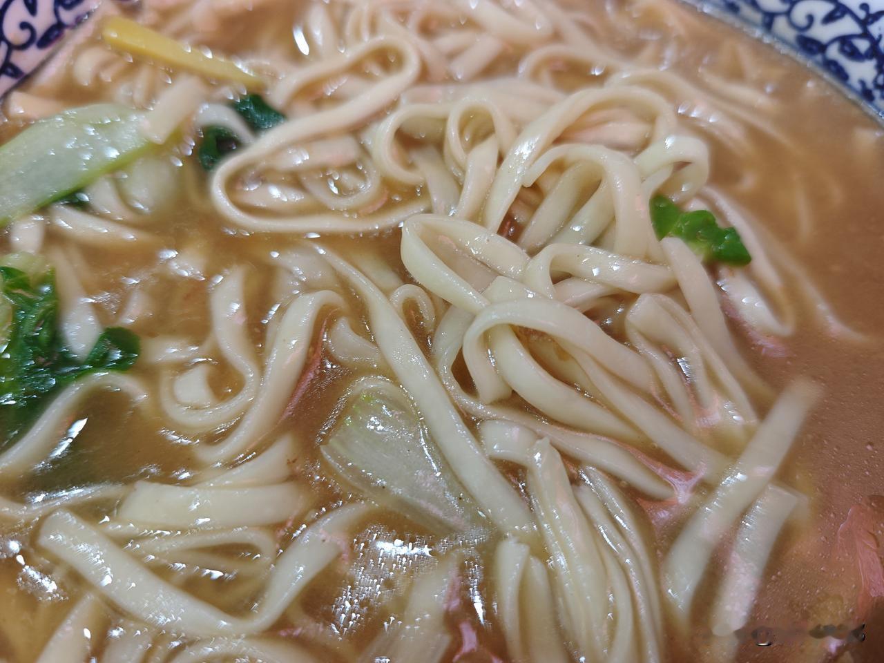 每次去南阳火车站坐长途火车就在火车站广场东边那条路上吃份拉面。
     这次又