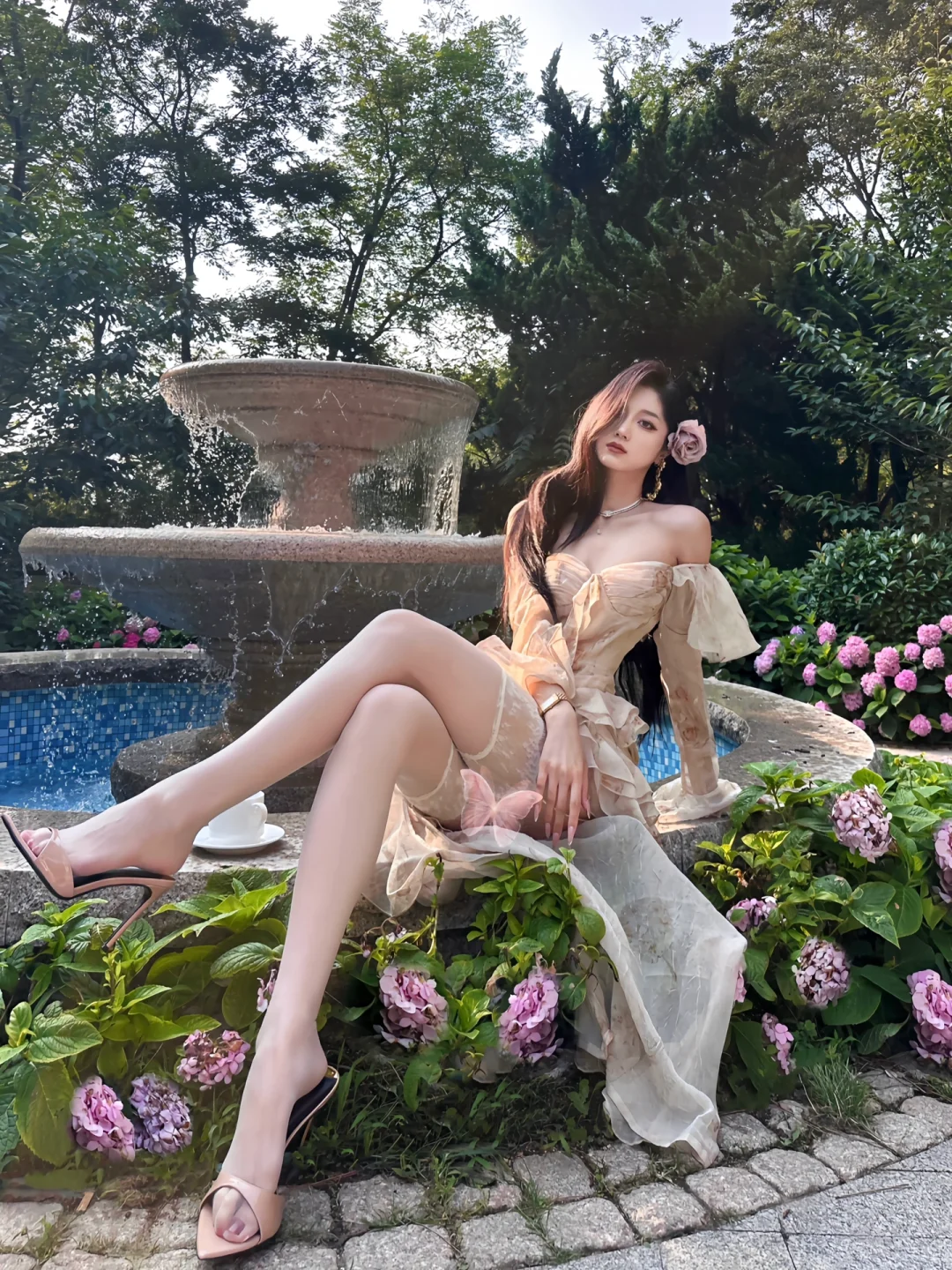 The girl by the wish pool.⛲️💐