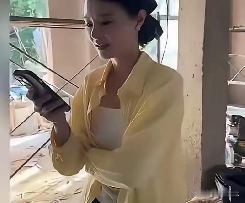 她一来，直播间就炸了

大山和阿诗搬家那天，直播间本来只有2000人出头

结果