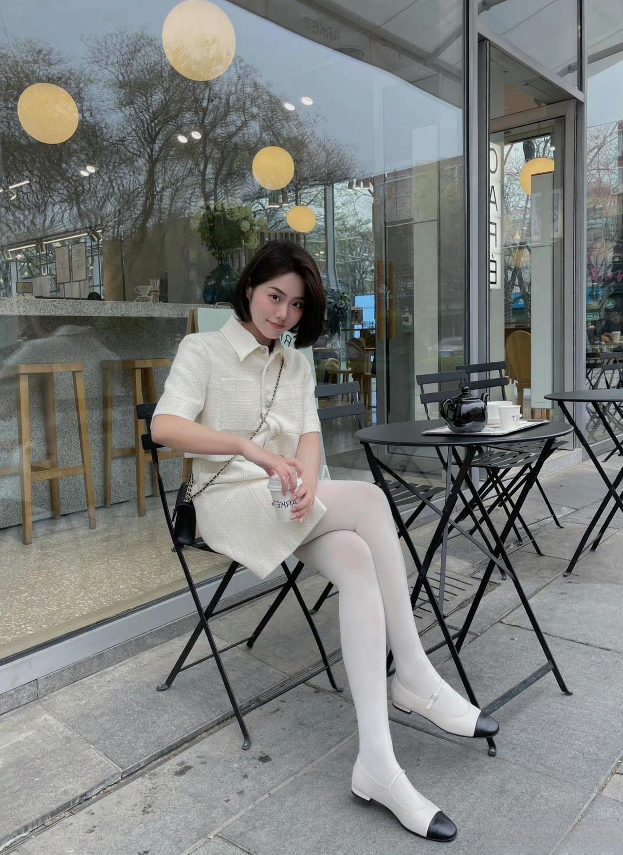 米白色粗花呢连衣裙质感高级，经典的编织纹理与衬衫领设计充满法式复古风情，短袖版型