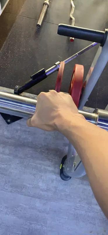 高一女生单手握力超93公斤 现在的高中生都这么猛了吗？近日，一个高一女生在社交平