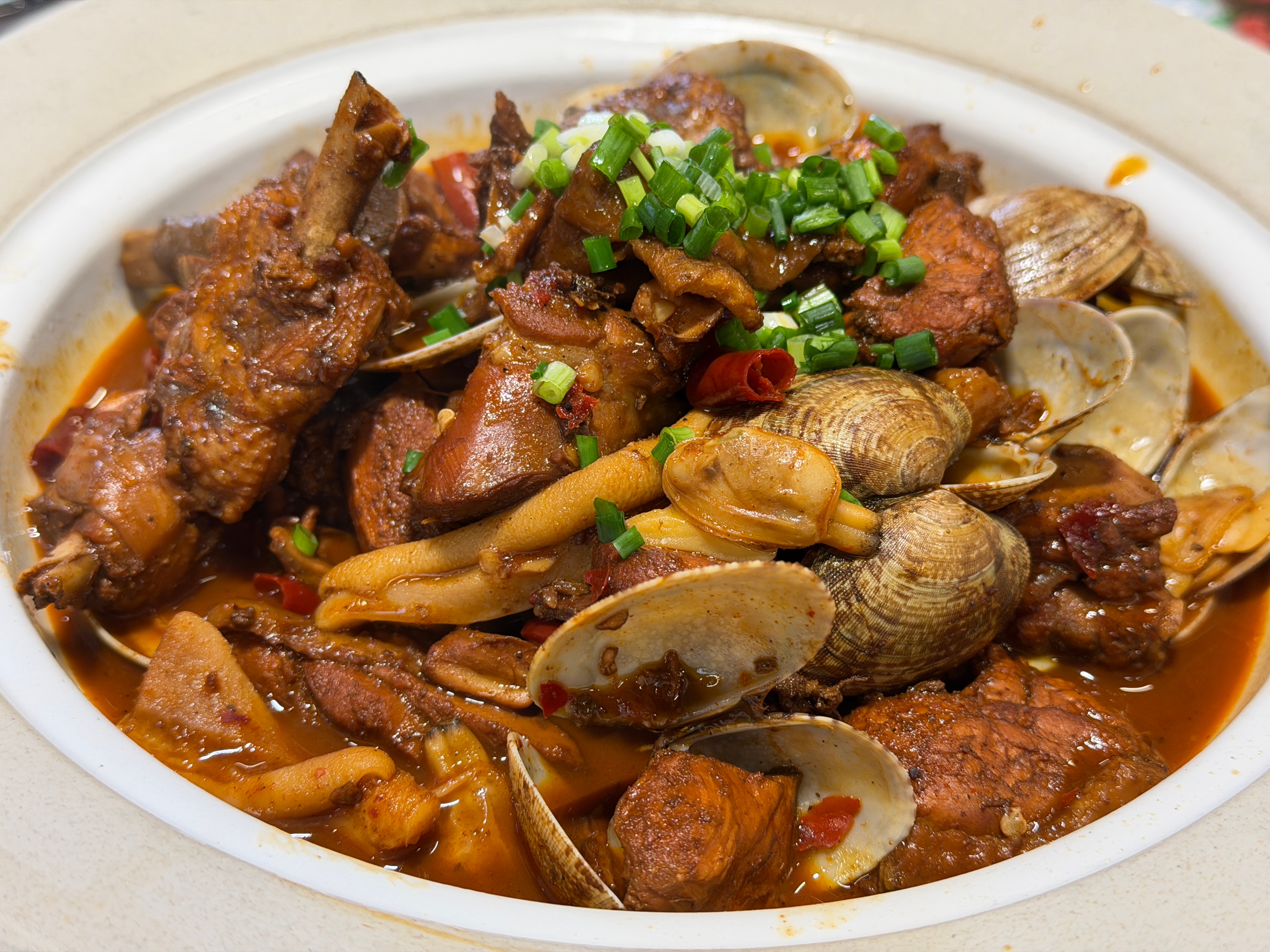 汉堡食记 感觉最近，变美食博主了[泪奔]来尝尝这边蛮出名的砂锅菜点了牛肉牛肚鲜虾