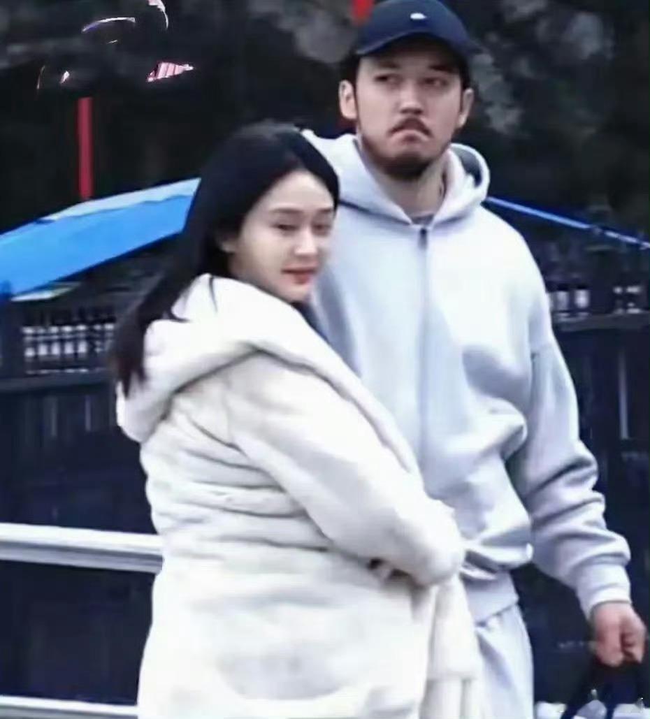 陈冰挺孕肚和陈牧驰逛街这是要当爹了 彻底放弃事业了吧 