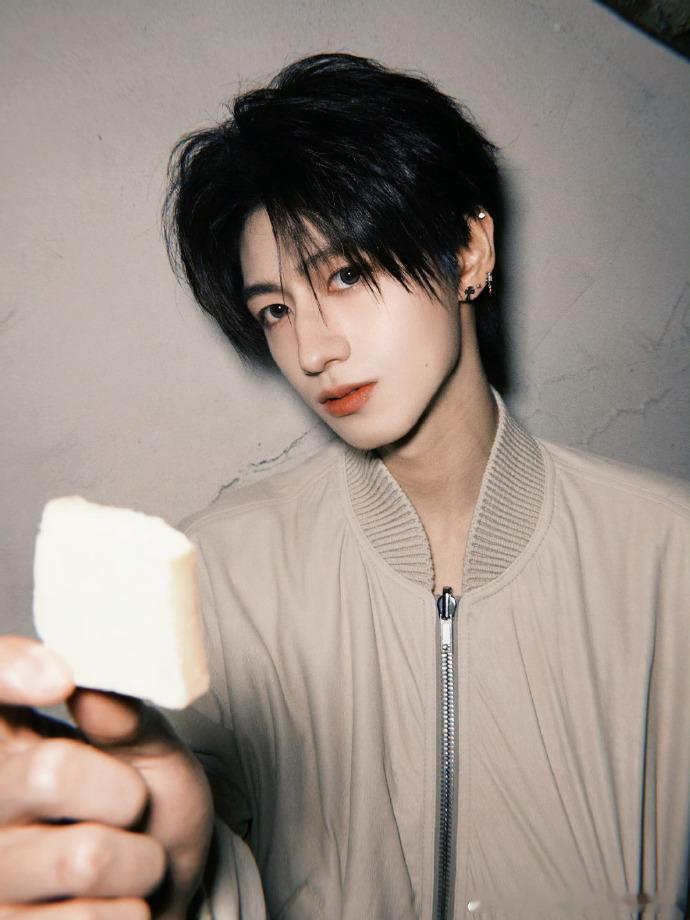 朱志鑫朱志鑫的直拍我能看一百遍 朱志鑫的直拍我愿称之为“时间黑洞”，点进去就出不