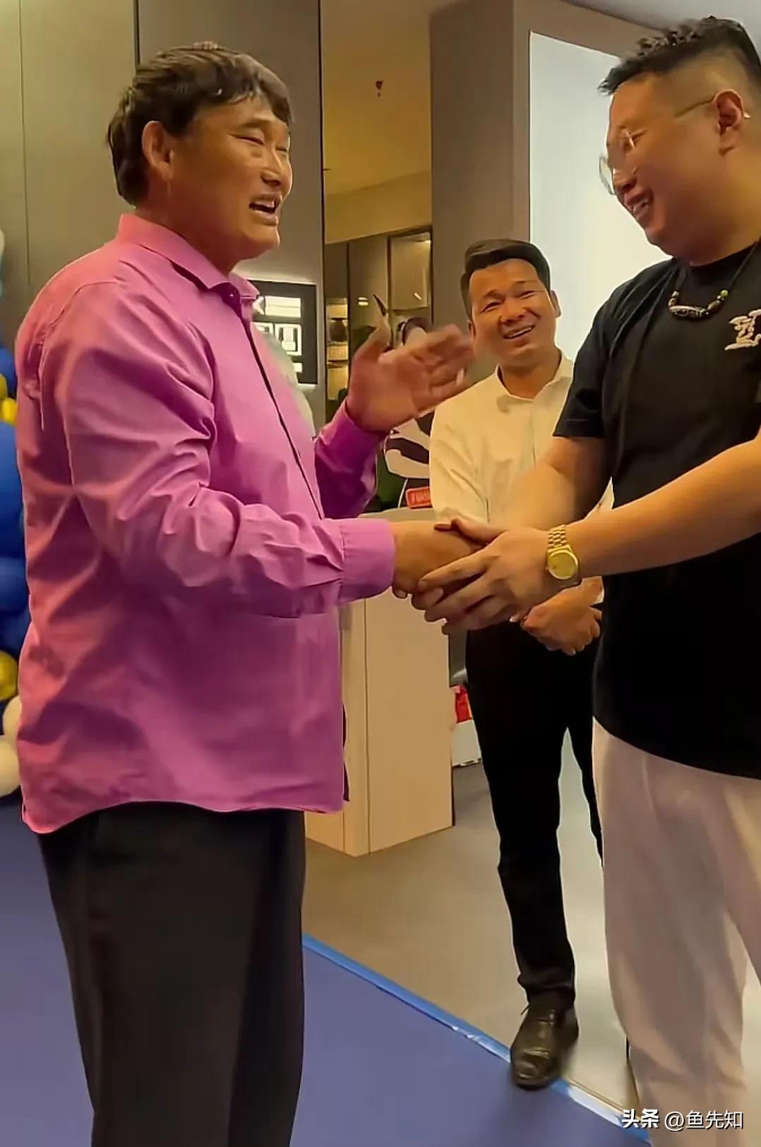 不得不说，旭旭宝宝传媒的东营初九确实有些人脉。今天大衣哥朱之文在日照演出。朱之文