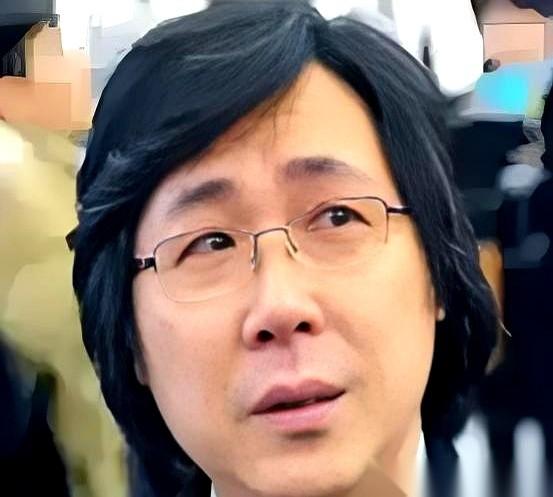 廖昌永站在衣帽间门口，看着妻子王嘉一件件叠着衣服，嗓子眼儿里那句“想把我妈接来”