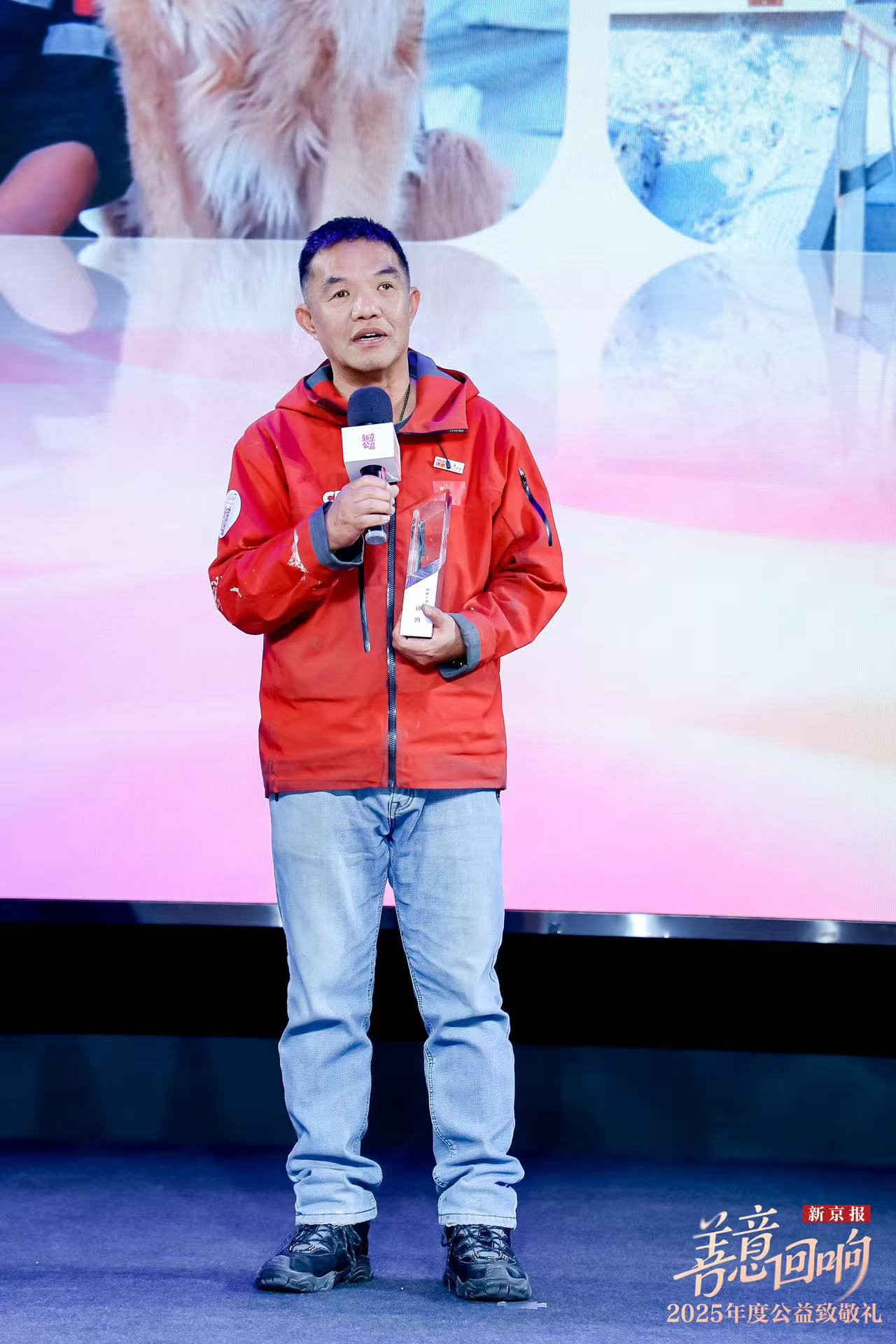 致敬英雄：搜救犬训练专家钟鸣与无声战友的生命守护