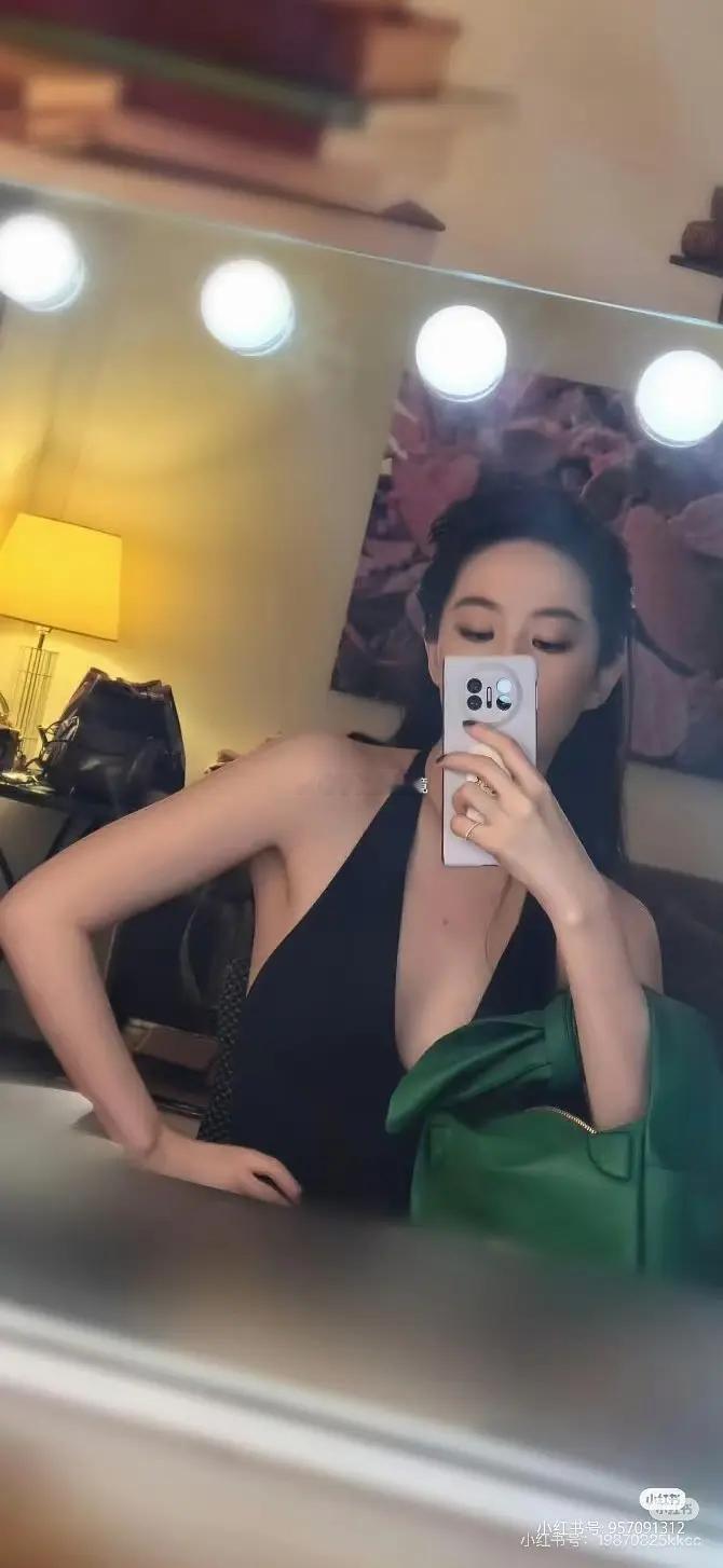 这手机都停产了吧 刘亦菲还用呢？ 