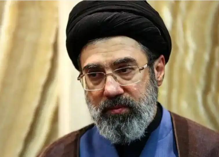 路透社突然曝出惊天内幕！伊朗新任最高领袖穆杰塔巴・哈梅内伊，不仅脸部在袭击中严重