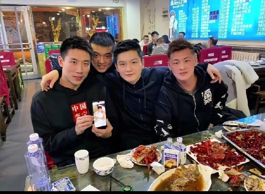 欢乐谷小分队聚餐实拍！樊振东脸蛋白净没喝样，搭着兄弟肩笑超暖
 
刷到欢乐谷小分