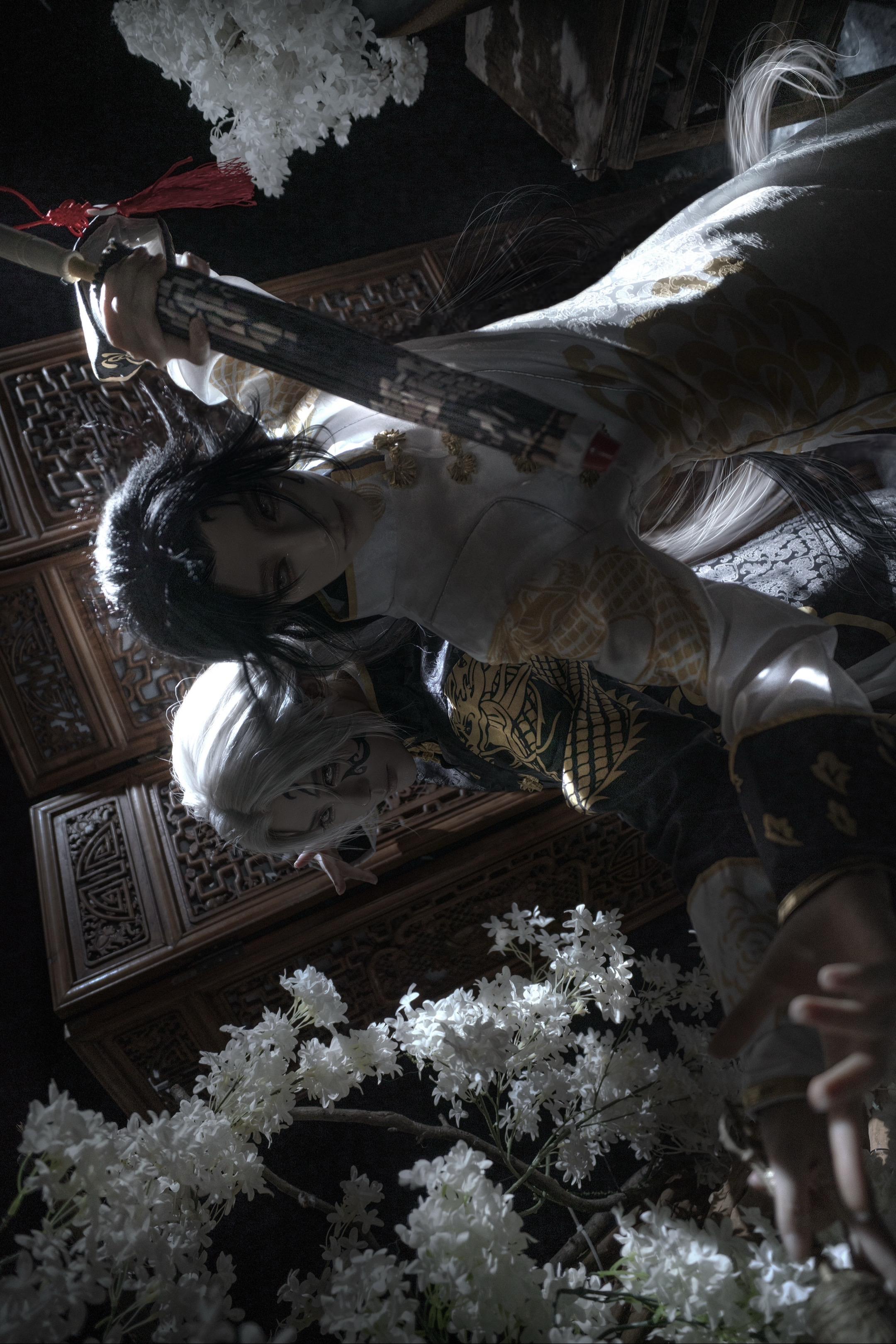 今夜月明人未至，东风吹影入帘来。