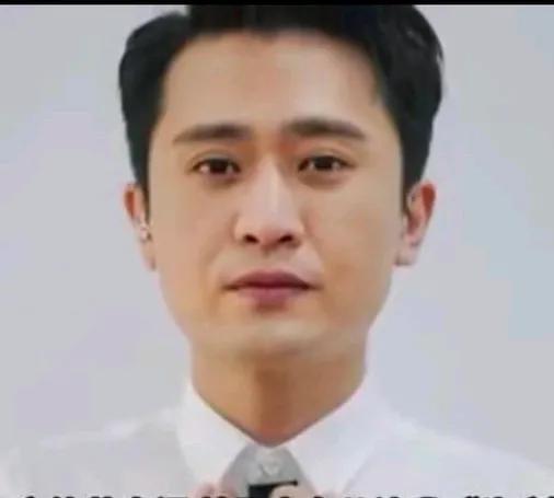 杨帆拥有一张标准的国字脸，在一群央视的主持人中也算是最帅的一位了，五官俊朗，高大