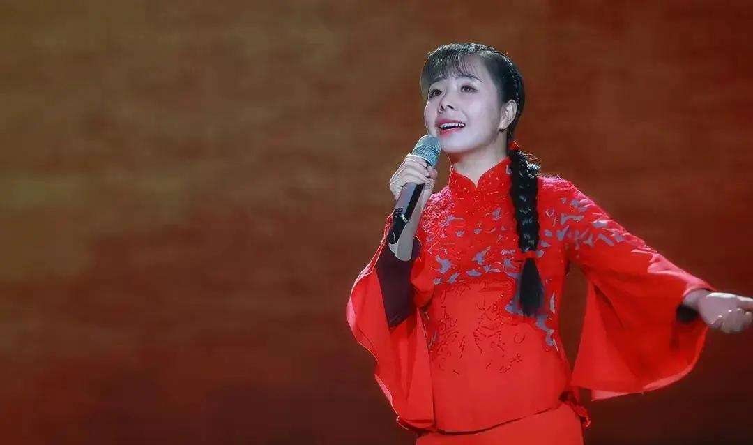 她是从黄土高原走出来的农村歌唱家不嫁富商也不肯入豪门。
从小跟随村子里的秧歌队走