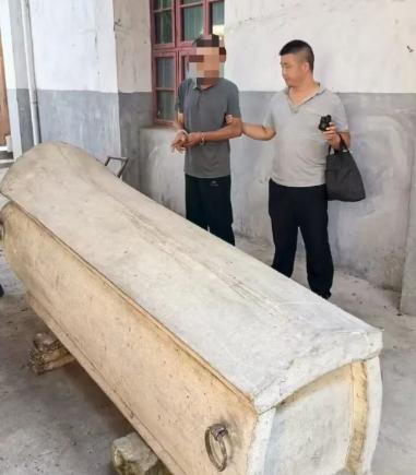 穷疯了？”湖北通山，69岁老人在8年前准备了一副柏木棺材，存放在猪圈里，7月7号