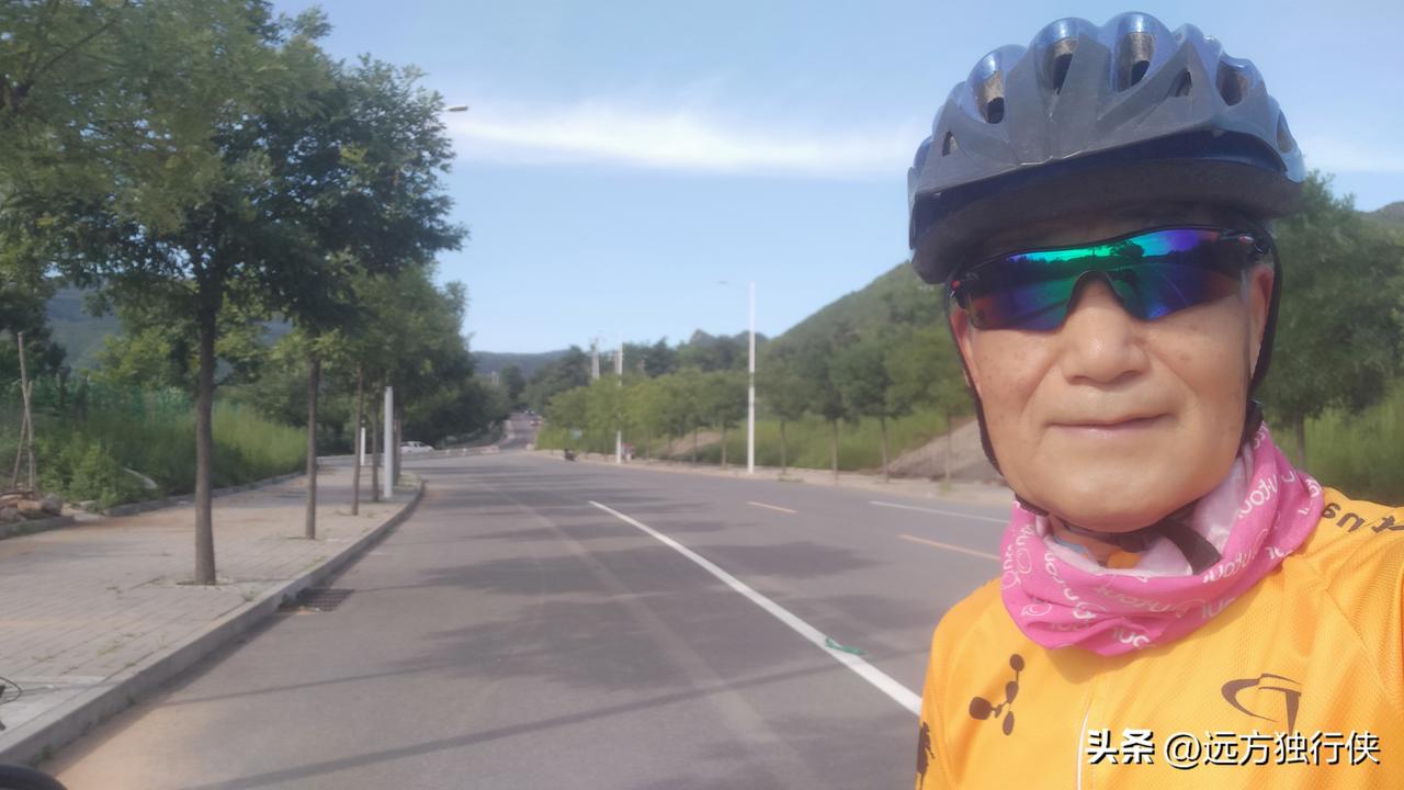 又是一个蓝天白云的好天气，打卡门头沟松树岭，往返40km。
爬坡时汗流夹背，放坡