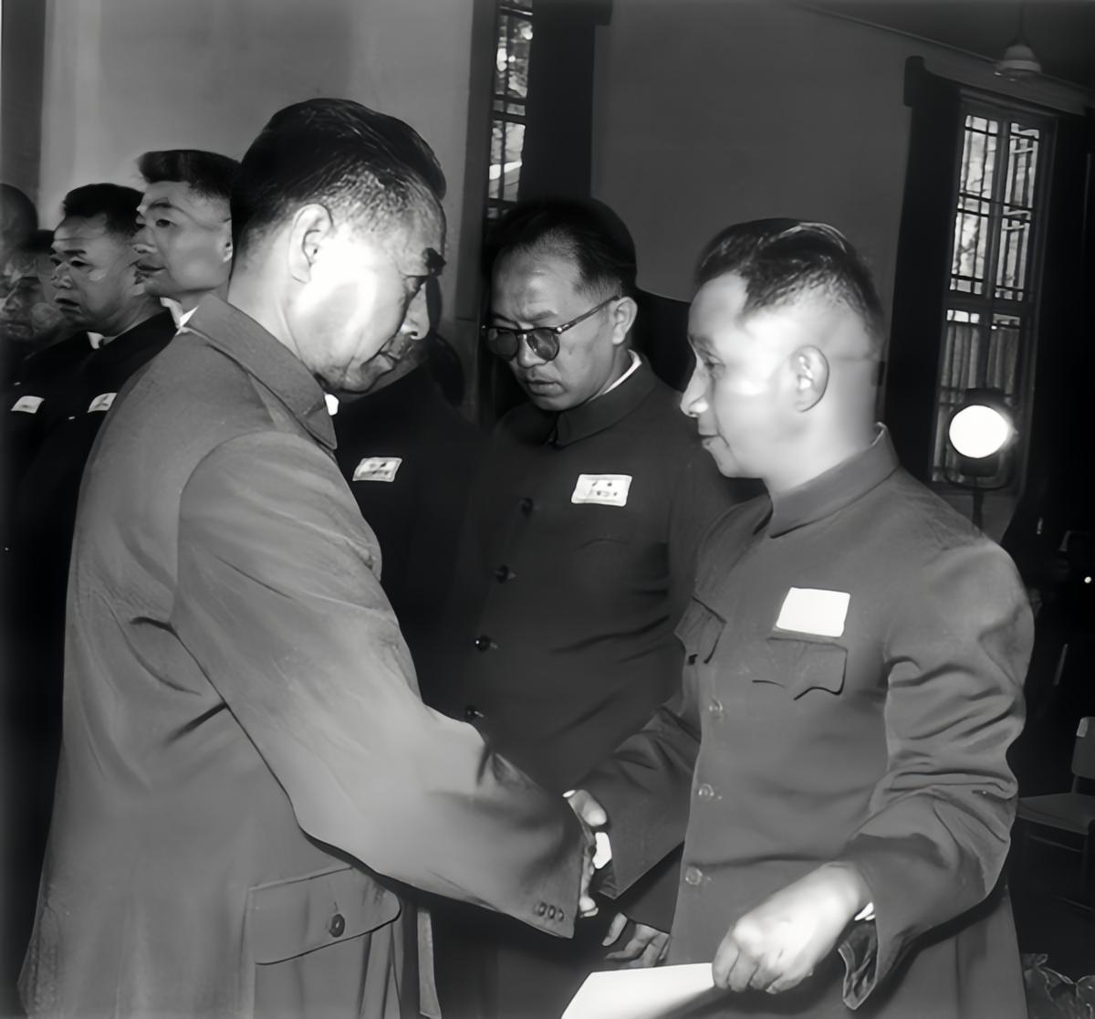 1955年新中国第一次大授衔，谁是第一个获得军衔的人？

主要信源：（中共党史网