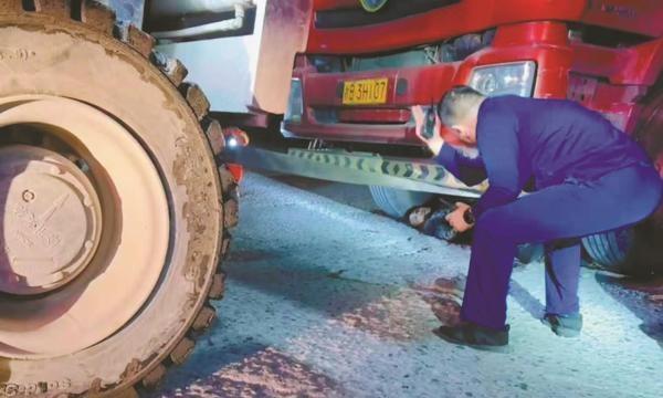 “叉车侠” 叉车顶车，为被困骑手打开生命通道。鄞州区五乡镇石山弄村附近，一场惊险